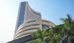 Sensex Opening Bell: शेयर बाजार ने पहले की गति के बाद घटते हुए 200 अंक की कमी दर्ज की, निफ्टी 23350 के पास