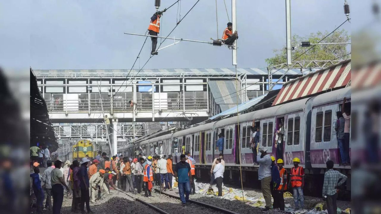 Railway news: रेलवे की मुंबई के लिए विशेष योजना, अगले पांच वर्षों में 250 नई उपनगरीय सेवाएं, ट्रेनों के बीच दूरी घटाने की तैयारी