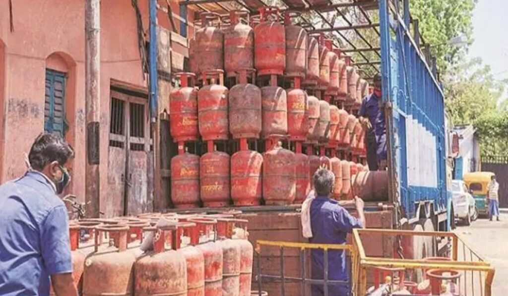 LPG Cylinder Price: LPG गैस सिलेंडर इतनी सस्ती हो गई है, जानिए अब इन बड़े शहरों में कितने में उपलब्ध है