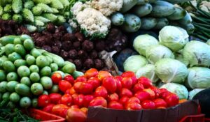 Vegetable prices: भारी बारिश ने बिगाड़ा रसोई का स्वाद, सब्जियों के दाम आसमान छूए