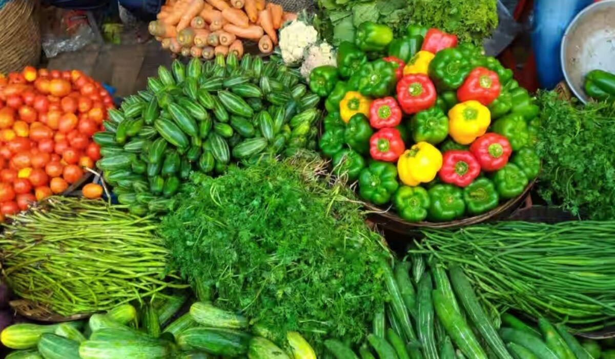 Vegetable prices: भारी बारिश ने बिगाड़ा रसोई का स्वाद, सब्जियों के दाम आसमान छूए