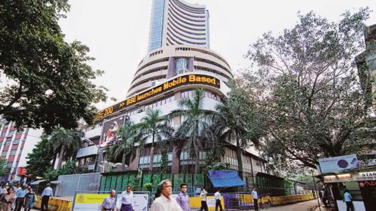 Stock market: Sensex में 2393.76 और Nifty में 414.85 अंकों की भारी गिरावट से बाजार खुला, जानें क्यों धड़ाम हुआ मार्केट